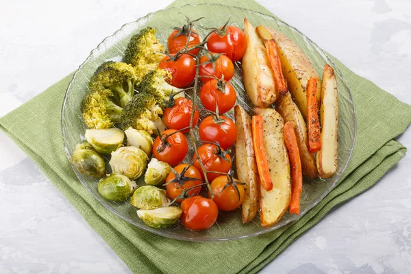 Oven gebakken groenten met specerijen en kruiden op een bord. Wortel, — Stockfoto