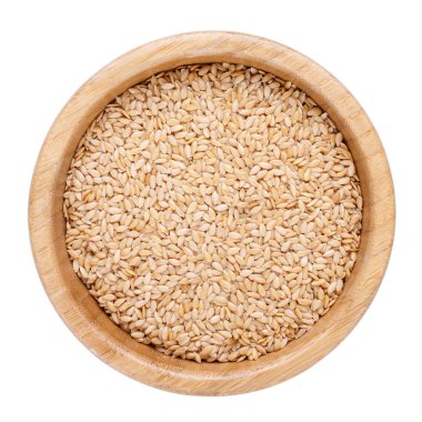 Tahta kasedeki altın keten tohumları beyaza izole edilmiş. Üst görünüm.