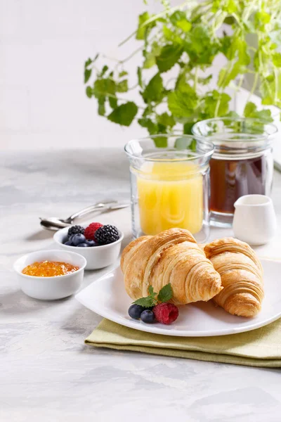朝食はクロワッサン コーヒー オレンジ ジュース — ストック写真