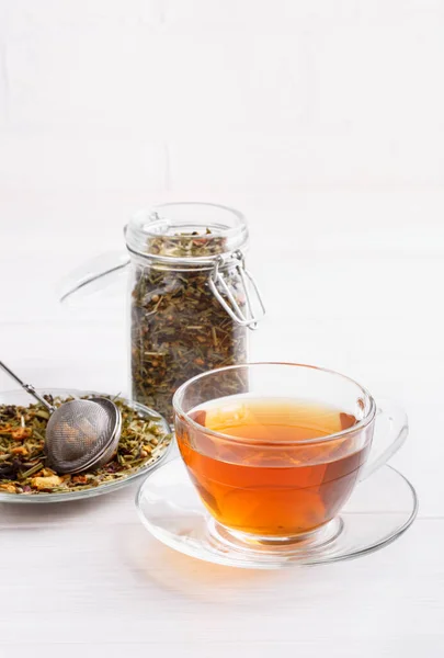 Thé Base Plantes Dans Une Tasse Verre Sur Table Blanche — Photo