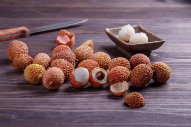 Tahta masaya serpilmiş taze liçi..