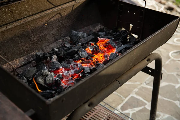 Parrilla Barbacoa Metal Con Carbón Quemado Interior Lista Para Asar — Foto de Stock
