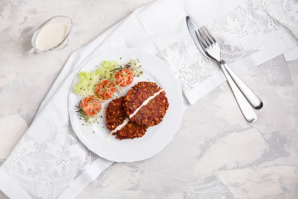 Hambúrgueres Vegan Lentilhas Aveia Legumes Costeletas Vegetarianas Servidas Com Salada — Fotografia de Stock