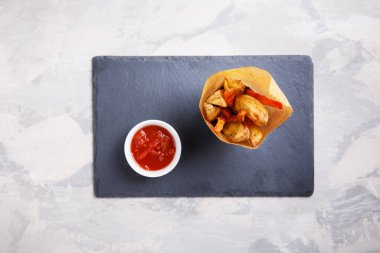 Fırında sebzeler, baharatlar ve bitkiler. Domates soslu havuç ve patates kızartması. Üst görünüm.