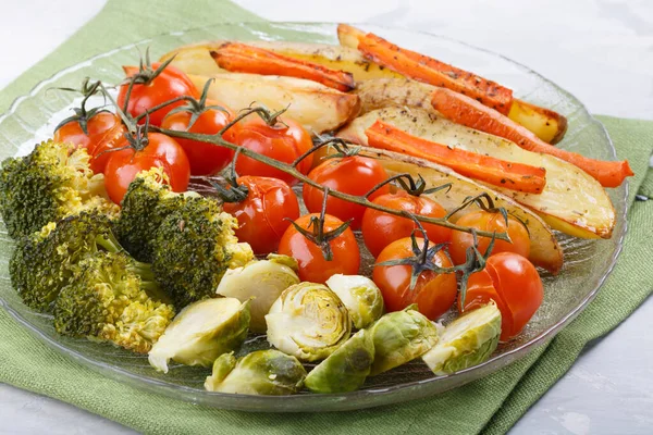 お皿の上にスパイスやハーブがのった焼き野菜も ニンジン ポテトフライ トマト ブラッセルの芽とブロッコリー — ストック写真