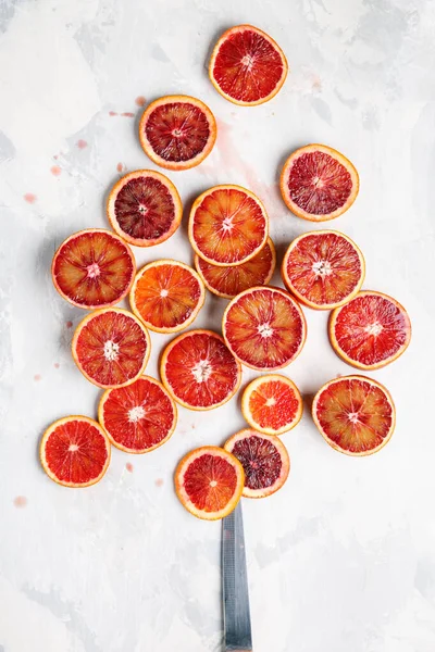 Naranjas Ensangrentadas Rodajas Sobre Una Superficie Gris Clara Vista Superior — Foto de Stock