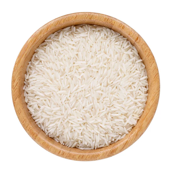 Beyazlar üzerinde izole edilmiş ahşap kasede uzun taneli beyaz pirinç. Üst görünüm.