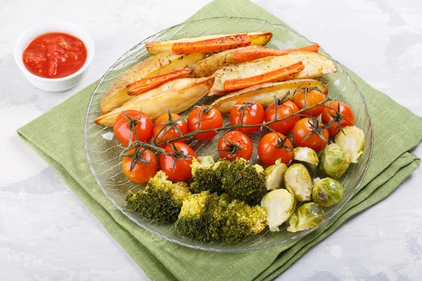 お皿の上にスパイスやハーブがのった焼き野菜も ニンジン ポテトフライ トマト 芽キャベツ ブロッコリートマトソース添え — ストック写真