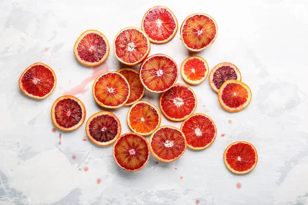 Naranjas Ensangrentadas Rodajas Sobre Una Superficie Gris Clara Vista Superior — Foto de Stock