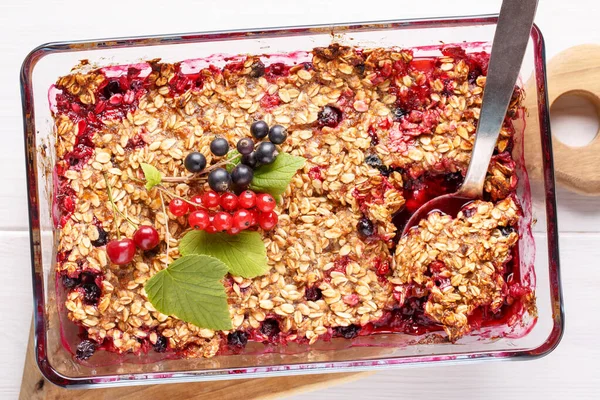 Apple Berry Crumble Topped Oats Glass Baking Dish White Table — Stock Photo, Image