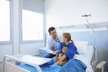 Hastanede doktor kontrol kız