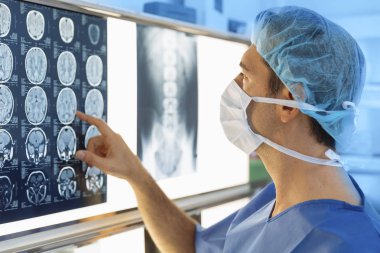  Üniformalı doktor hastanede röntgen ile