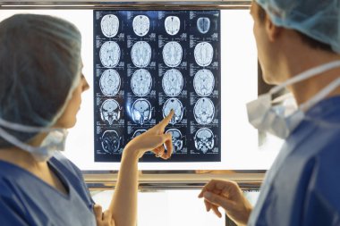 Kadın doktor xrays meslektaşı ile gözden geçirme