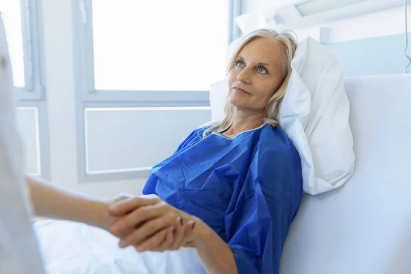 Médico sosteniendo la mano del paciente en la habitación del hospital — Foto de Stock