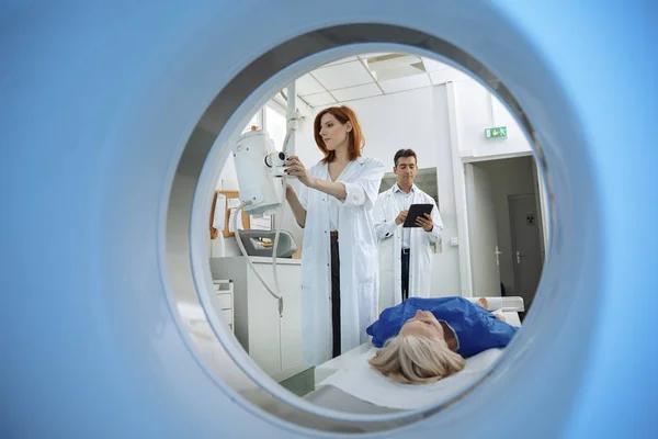 Técnico radiológico e paciente sendo digitalizado e diagnosticado em — Fotografia de Stock