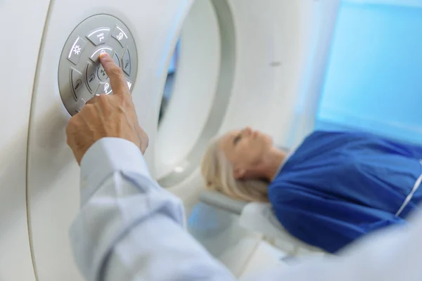 Tecnico radiologico e paziente sottoposti a scansione e diagnosticati su — Foto Stock