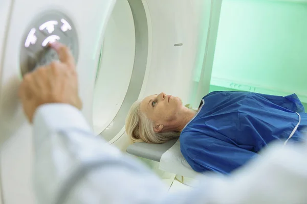 Teknisi radiologi dan pasien sedang dipindai dan didiagnosis — Stok Foto