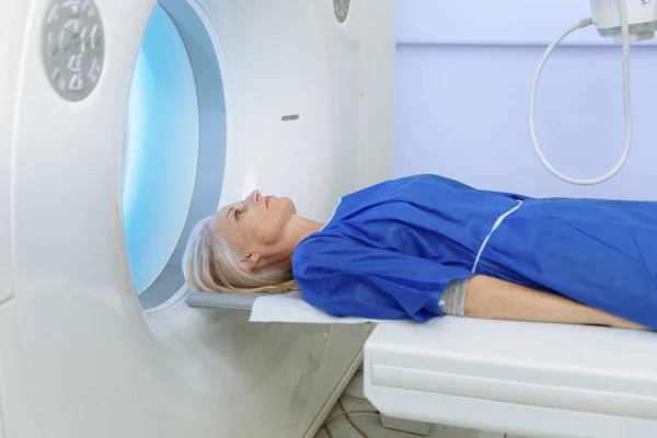 Technicien en radiologie et patient étant scanné et diagnostiqué sur — Photo