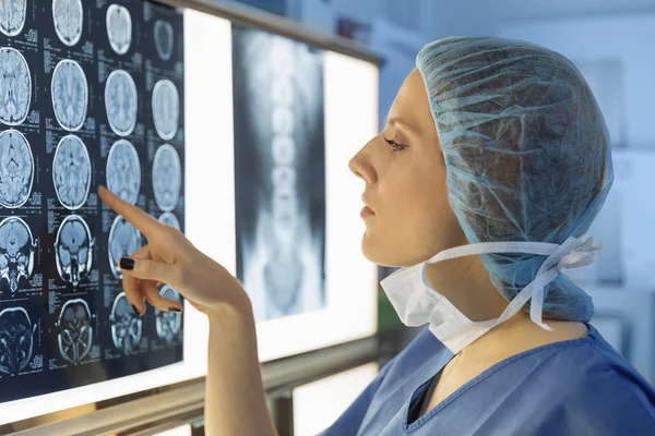 Doktor žena v uniformě s X-Ray v nemocnici — Stock fotografie