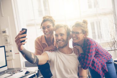 Arkadaşlar kendi kendine portre fotoğraf makinesi telefon ile alarak iş başında