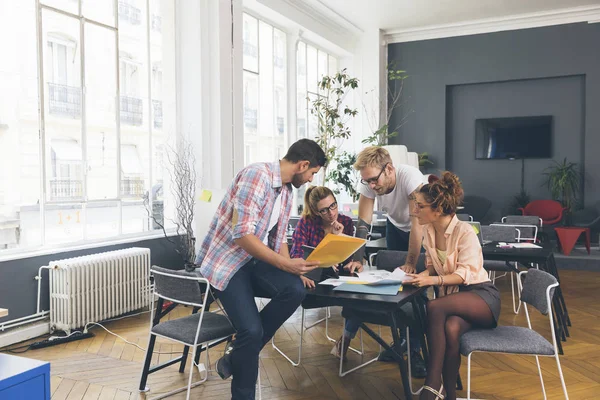 Junge Geschäftsleute arbeiten im Büro an neuem Projekt — Stockfoto