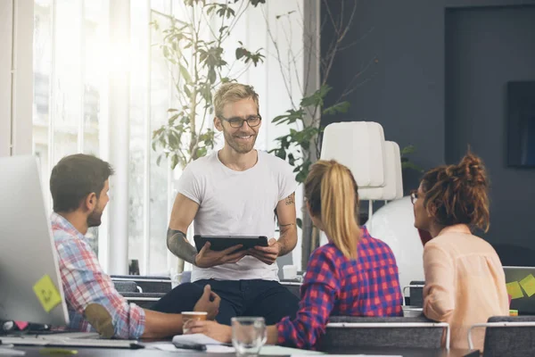 Junge Geschäftsleute arbeiten im Büro an neuem Projekt — Stockfoto