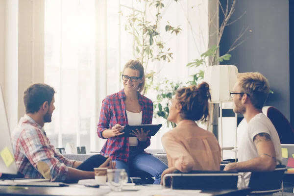 Junge Geschäftsleute arbeiten im Büro an neuem Projekt — Stockfoto