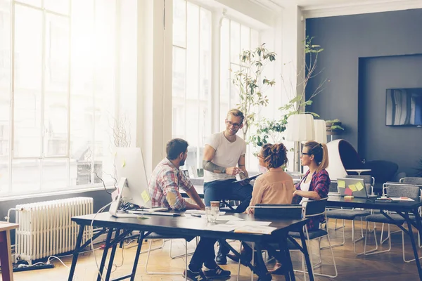 Giovani imprenditori che lavorano in ufficio su un nuovo progetto — Foto Stock