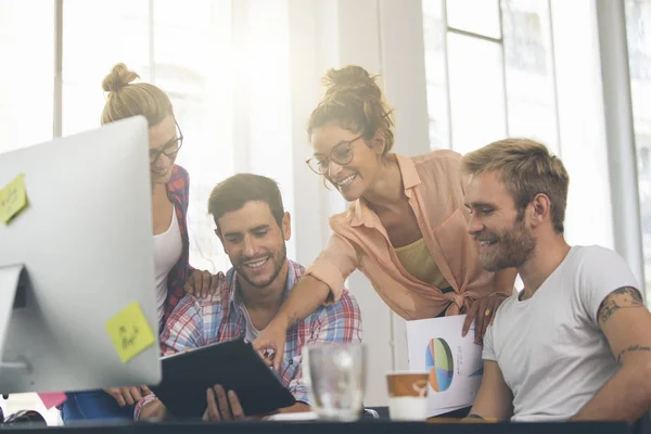 Junge Geschäftsleute arbeiten im Büro an neuem Projekt — Stockfoto