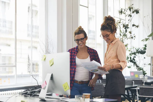 Zwei Frauen arbeiten gemeinsam im Büro — Stockfoto