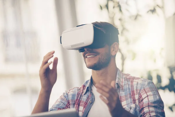 Entrepreneurs testant la technologie de réalité virtuelle avec un collègue — Photo