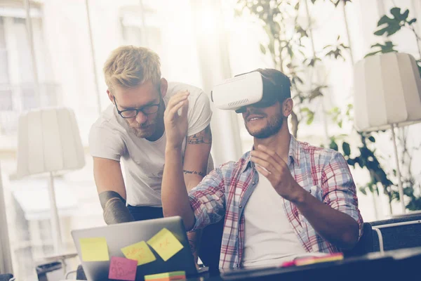 Empresarios probando tecnología de realidad virtual con colega — Foto de Stock