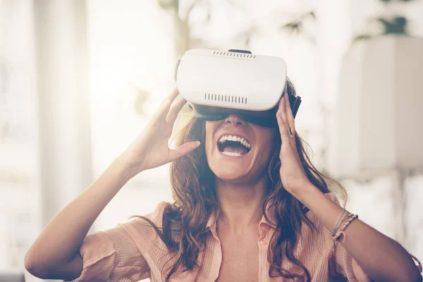 Amazed kvinner som ser i et VR-briller og gestikulerer – stockfoto