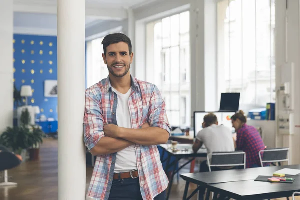 Retrato de un guapo diseñador en la oficina — Foto de Stock