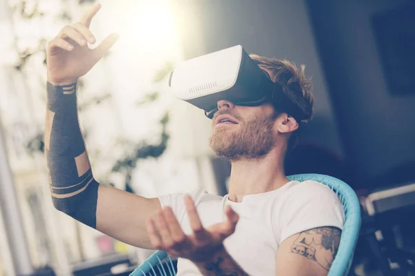 Verbaasd man op zoek in een Vr-bril en gebaren — Stockfoto