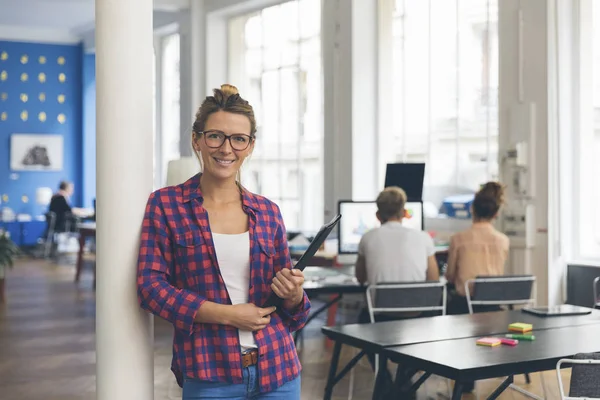 Retrato de un guapo diseñador en la oficina — Foto de Stock