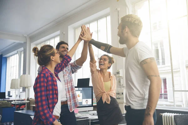 Lachende Jungunternehmer feiern einen Erfolg — Stockfoto