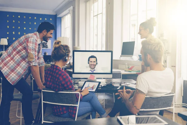 Colaboradores haciendo una videoconferencia en la sala de conferencias — Foto de Stock