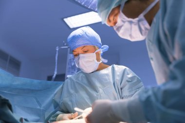 Cerrahlar ameliyat tiyatro çalışma.