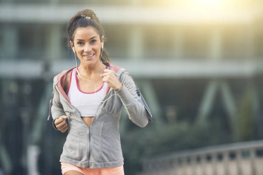 Sokak şehirde çalışan genç kadın