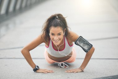 İtme yapıyor güzel bir genç kadının portresi ups sokakta