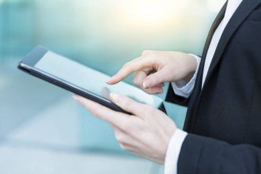 Tablet kullanarak bir iş kadını elinde yakın çekim