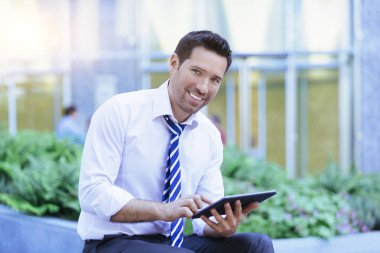 Sokakta ağ işadamı