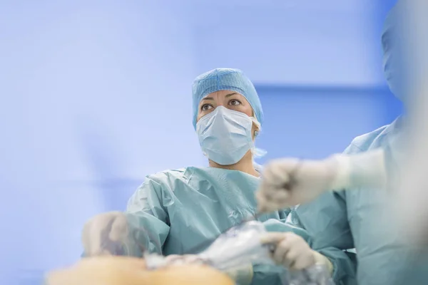 Χειρουργοί εκτέλεση χειρουργικής επέμβασης στο λειτουργικό Θέατρο. — Φωτογραφία Αρχείου