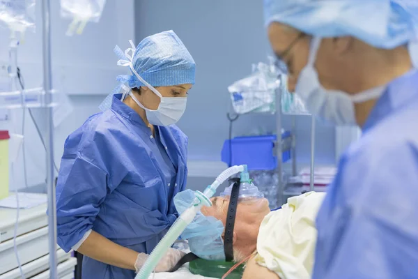 Anestesista trabajando en el teatro de operaciones — Foto de Stock