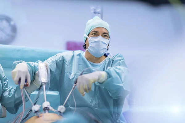 Surgeons performing surgery in operating Theater. — Stock Photo, Image