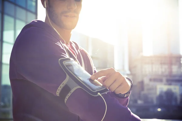 Müzik mp3 oyuncu kol bandı o. ile egzersiz adam çalıştıran