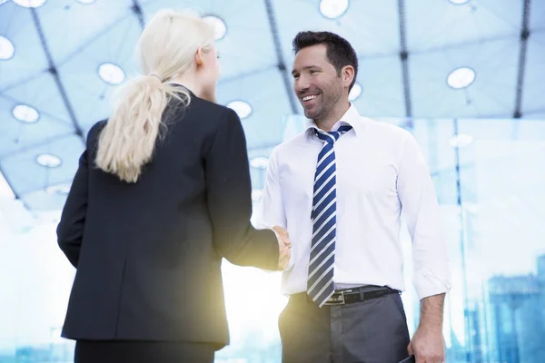 Zakelijke mensen schudden handen — Stockfoto