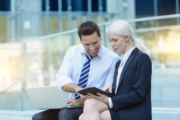 Business people meeting outdoors in financial district — Stock Photo, Image