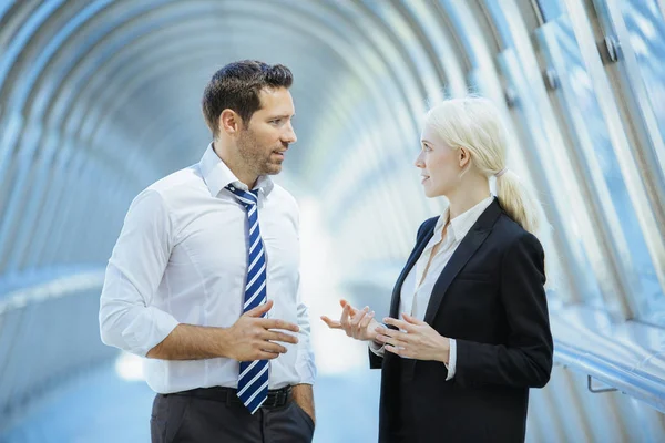 Mensen uit het bedrijfsleven buiten vergadering financiële district — Stockfoto